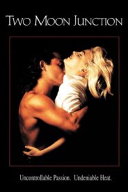 Two Moon Junction – Το σύμπλεγμα των δύο φεγγαριών
